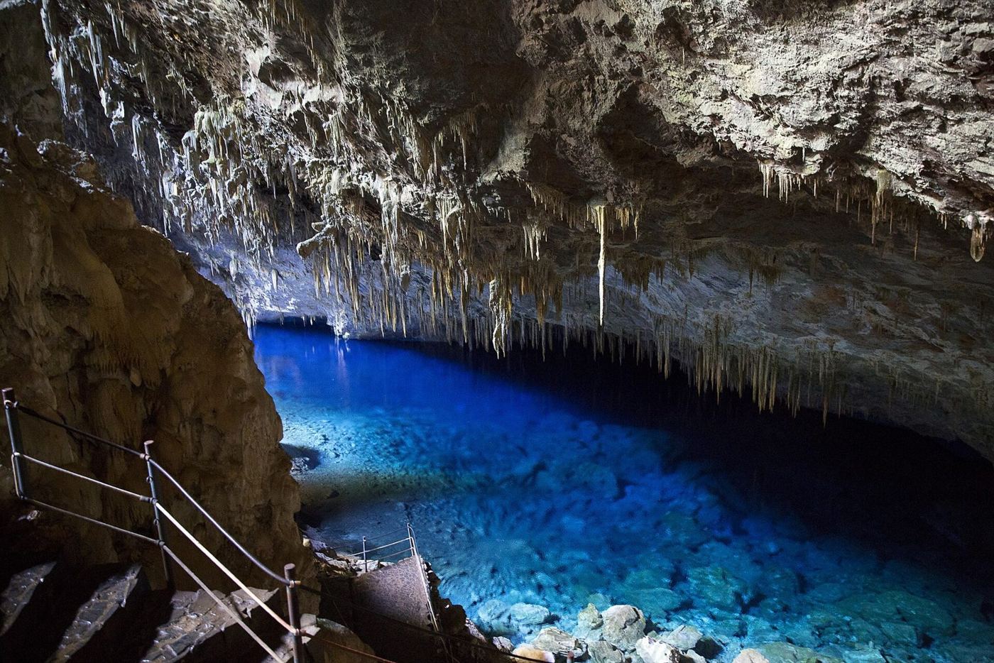 O lago azul no fundo da gruta, um dos símbolos de Bonito