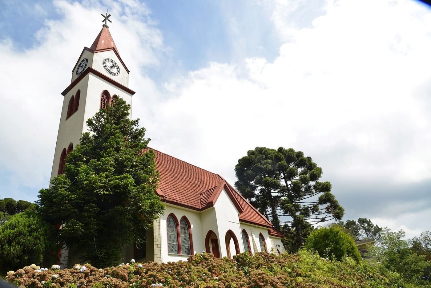 A Igreja do Relógio, cercada de jardins
