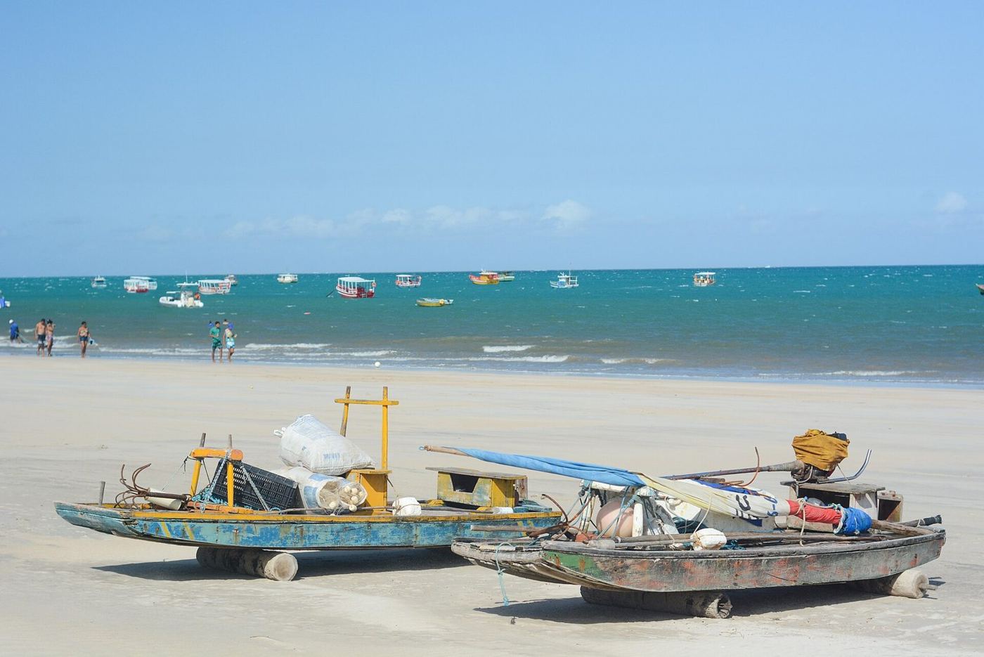Jangadas na areia da Praia de Maragogi, no centro