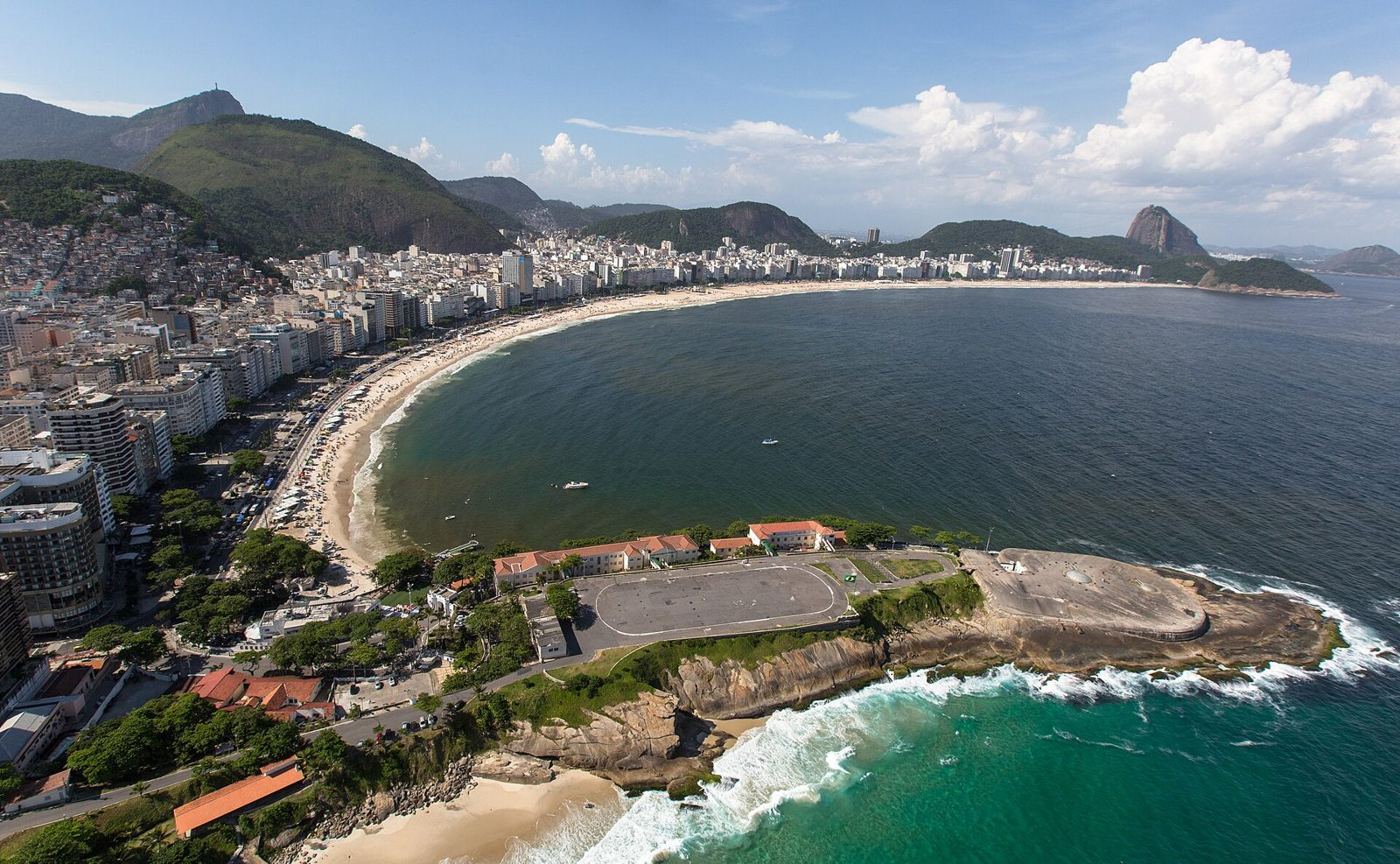 A Praia de Copacabana vista do alto, com o Forte de Copacabana em primeiro plano